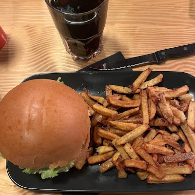 Plat servi chez Côté Burger - Poutine, photographié par beyza bayrak