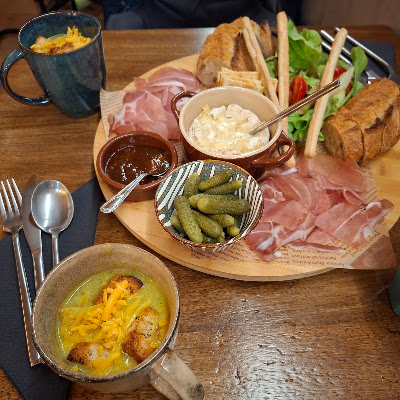 Plat servi chez 𝒟𝑒𝓁𝓅𝒽’𝓈, photographié par Севиля Ибрагимова