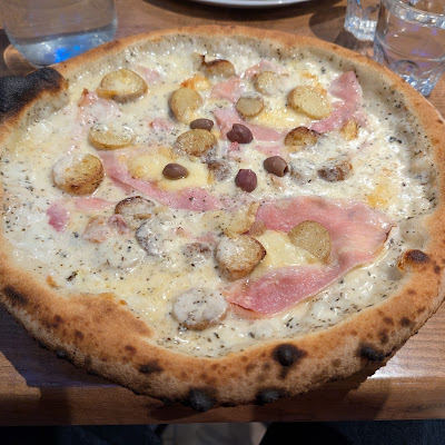 Plat servi chez Momento Pizzas, photographié par Adrien Ferry