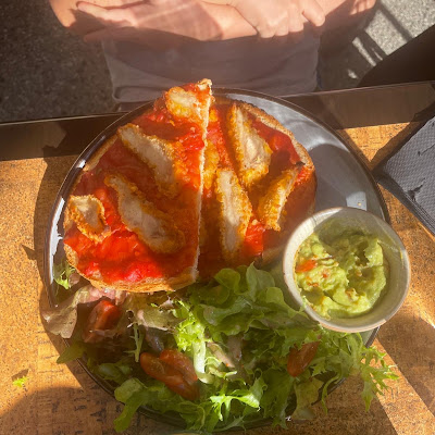 Plat servi chez 𝒟𝑒𝓁𝓅𝒽’𝓈, photographié par Vera Campolunghi