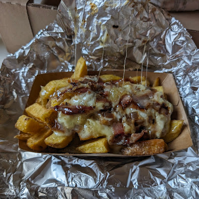 Plat servi chez Chez Tony, Burger Savoyard, Saint Jean d'Aulps, photographié par Nicolas Schaeffer