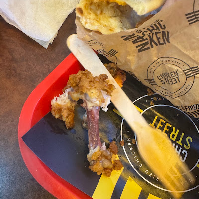 Plat servi chez Chicken Street Annecy Naan & Fried Chicken, photographié par - Sahin Tuncel Tuncel