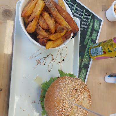 Plat servi chez Chez Tony, Burger Savoyard, Saint Jean d'Aulps, photographié par Alexandre