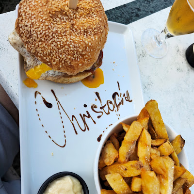 Plat servi chez Chez Tony, Burger Savoyard, Saint Jean d'Aulps, photographié par Christophe DICK