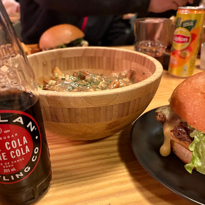 Plat servi chez Côté Burger - Poutine, photographié par Serban D