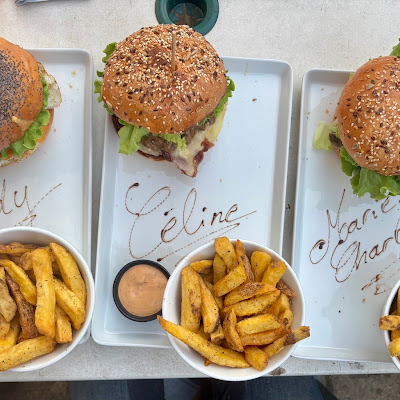 Plat servi chez Chez Tony, Burger Savoyard, Saint Jean d'Aulps, photographié par Cindy Lançon