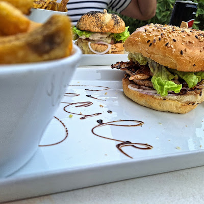 Plat servi chez Chez Tony, Burger Savoyard, Saint Jean d'Aulps, photographié par Cécile Pinault