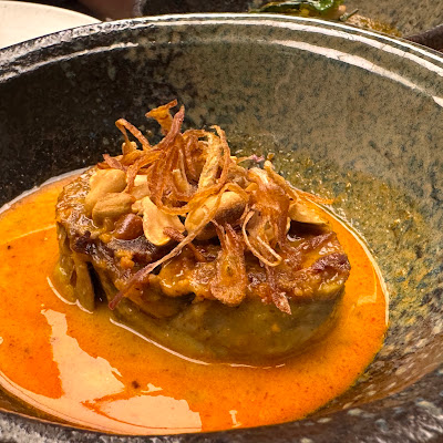 Plat servi chez GIGI cuisine thaï, photographié par Omar Mugeem