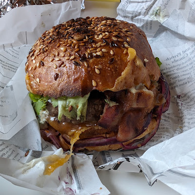 Plat servi chez Chez Tony, Burger Savoyard, Saint Jean d'Aulps, photographié par Nicolas Schaeffer