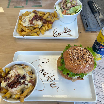 Plat servi chez Chez Tony, Burger Savoyard, Saint Jean d'Aulps, photographié par Camille Leleu