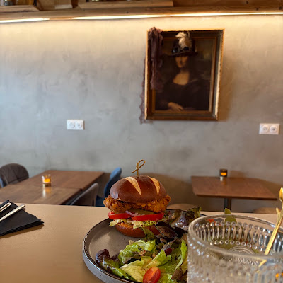 Plat servi chez 𝒟𝑒𝓁𝓅𝒽’𝓈, photographié par Nikolajs Nikolajevs