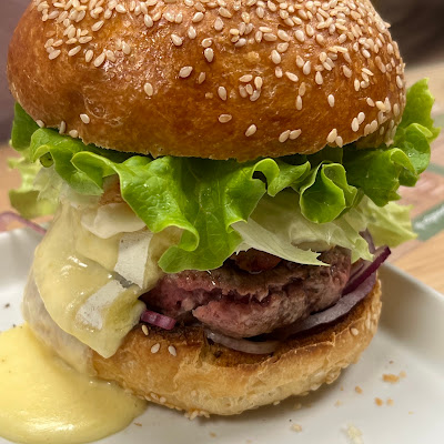 Plat servi chez Chez Tony, Burger Savoyard, Saint Jean d'Aulps, photographié par Marceau G