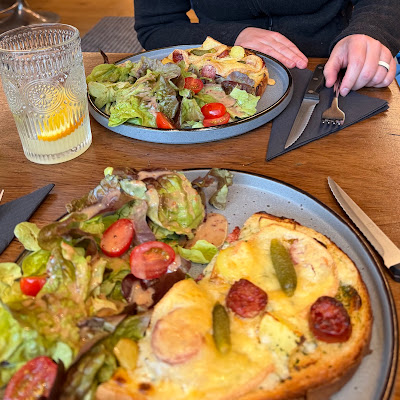 Plat servi chez 𝒟𝑒𝓁𝓅𝒽’𝓈, photographié par Sarah Anciaux