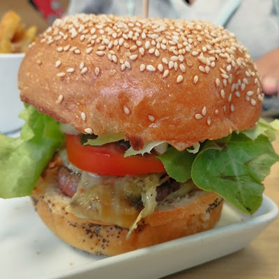 Plat servi chez Chez Tony, Burger Savoyard, Saint Jean d'Aulps, photographié par Ludovic SCHOCH