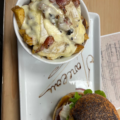 Plat servi chez Chez Tony, Burger Savoyard, Saint Jean d'Aulps, photographié par Marceau G