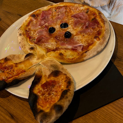 Plat servi chez Momento Pizzas, photographié par sandra ferreira