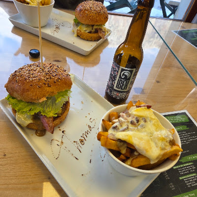 Plat servi chez Chez Tony, Burger Savoyard, Saint Jean d'Aulps, photographié par Tom Cook