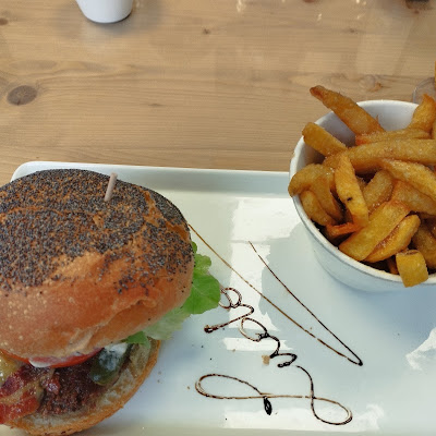 Plat servi chez Chez Tony, Burger Savoyard, Saint Jean d'Aulps, photographié par Ludovic SCHOCH