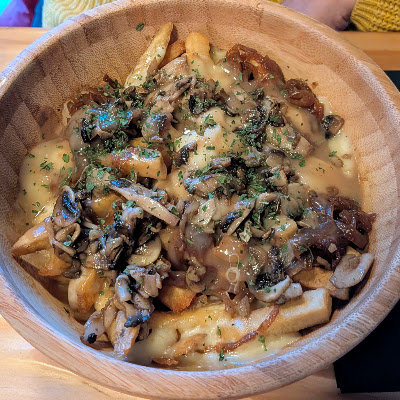 Plat servi chez Côté Burger - Poutine, photographié par Thibaut DE BIASI