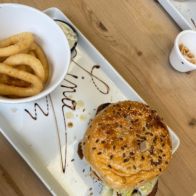 Plat servi chez Chez Tony, Burger Savoyard, Saint Jean d'Aulps, photographié par Lina ALTRUDA