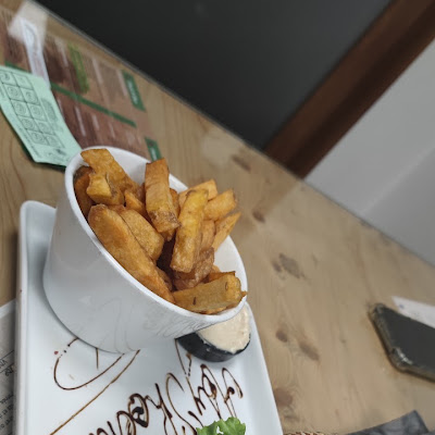 Plat servi chez Chez Tony, Burger Savoyard, Saint Jean d'Aulps, photographié par Adeline Da Silva