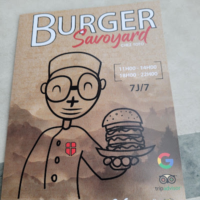 Plat servi chez Chez Tony, Burger Savoyard, Saint Jean d'Aulps, photographié par Julien Tullier