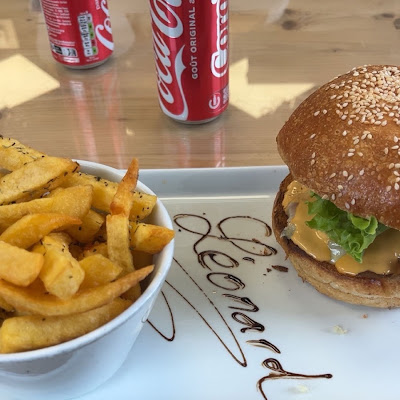 Plat servi chez Chez Tony, Burger Savoyard, Saint Jean d'Aulps, photographié par Léonard Baud