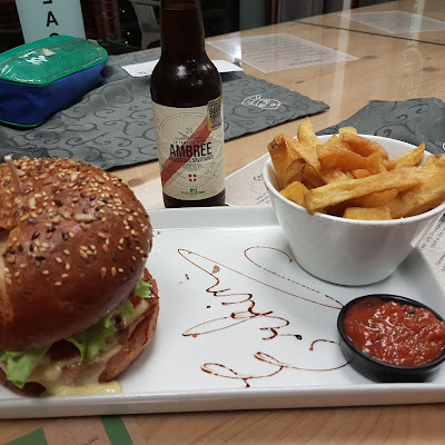 Plat servi chez Chez Tony, Burger Savoyard, Saint Jean d'Aulps, photographié par Erkin Diyarbakirlioglu