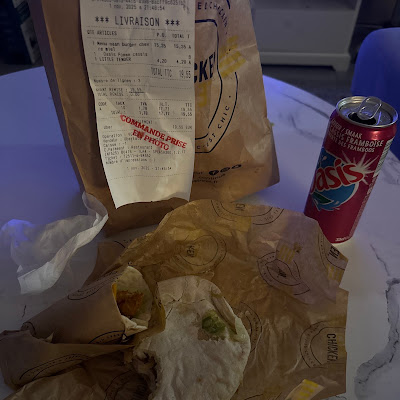 Plat servi chez Chicken Street Annecy Naan & Fried Chicken, photographié par Hasna Hadouch