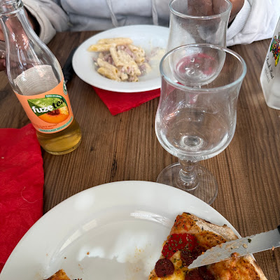 Pizza party Annemasse à Vétraz-Monthoux : plat photographié par Nitta Gna